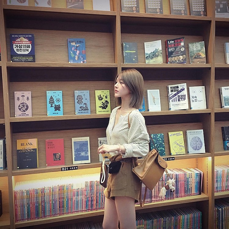 想打造輕鬆卻高級的Look？趙露思用條紋亨利領的上衣，搭配上高腰短褲作為基底，短髮造型更讓整體氛圍清爽俐落，並用香奈兒迷你包作為腰包點綴搭配，肩背上有著Kelly包釦的Hermès後背包，線條俐落、皮革柔軟，是女孩們休閒造型中的高級範本。