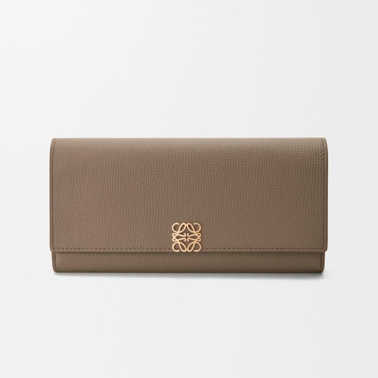 Loewe這款長夾以細緻粒面皮革打造，翻蓋設計搭配Anagram金屬標誌，展現品牌一貫的工藝美感。