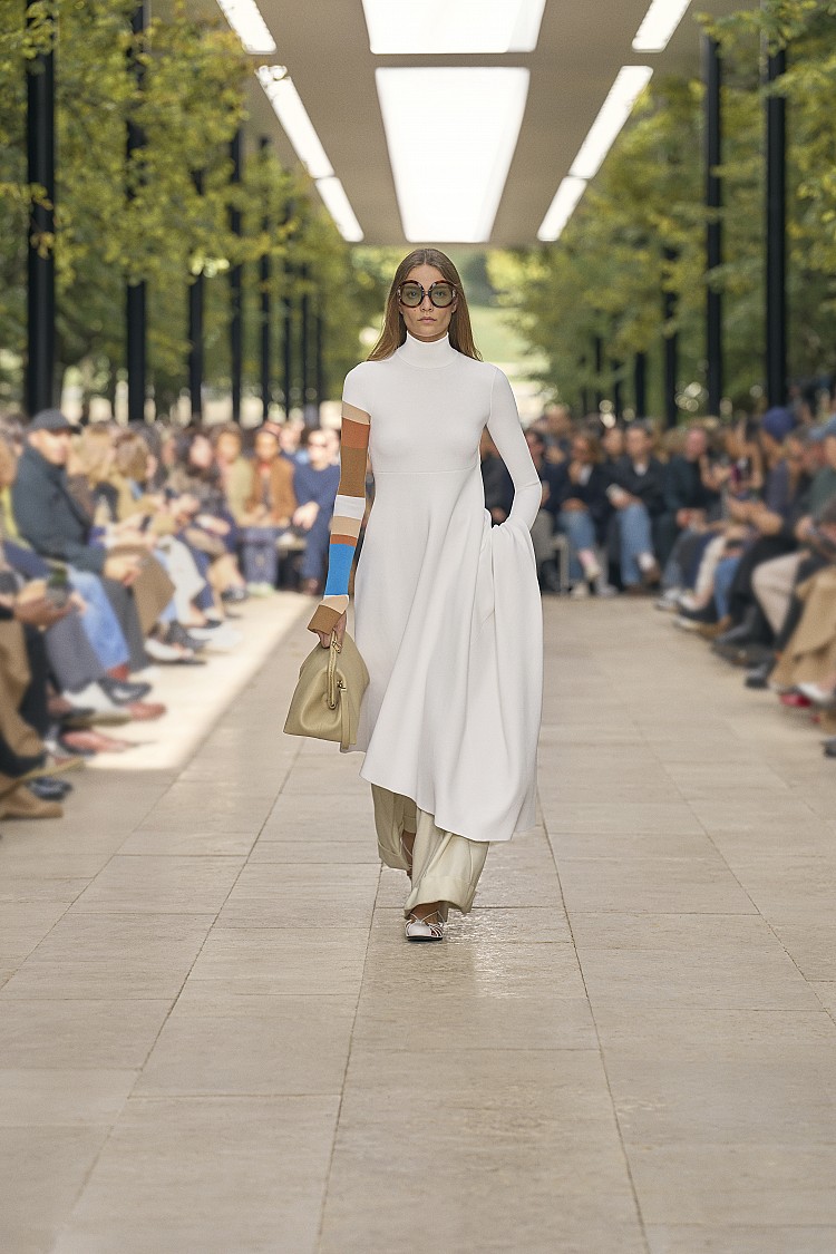 新的Celine看上去更加的明豔，更加的有活力，以深藍、駝色與黑為主調，搭配紅、黃、藍來點亮，從高領迷你洋裝、亮片流蘇裙到結構感西裝與細版丹寧，Rider打造出一種剛柔並濟的New Celine。