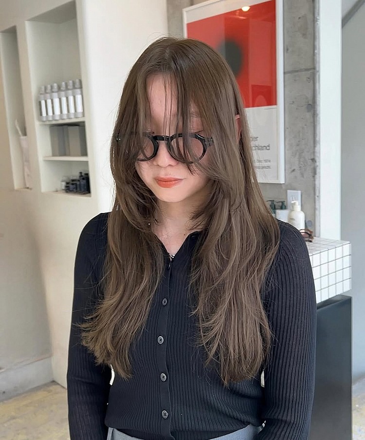 50歲減齡中分長髮推薦3：層次剪紋理燙