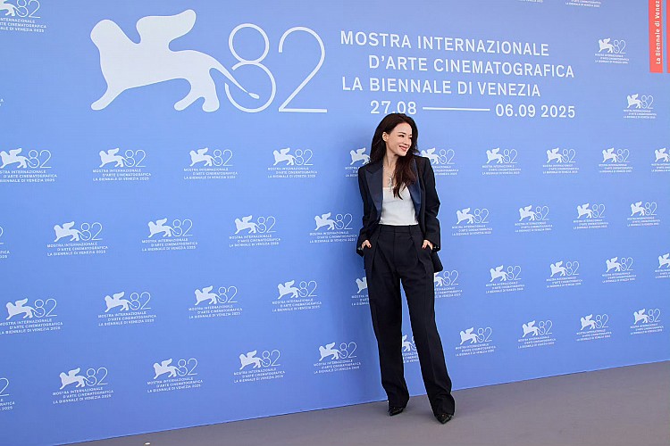 舒淇在威尼斯影展《女孩》媒體見面會上，換上一套西裝穿搭由Bottega Veneta新任創意總監Louise Trotter操刀，劍領西裝外套上的最大亮點在於翻領上深藍緞面拼接，加上內搭的白色低領口的背心，搭配Cartier美洲豹鑽石項鍊與戒指，非常時髦率性，掌握寬版剪裁、材質拼接，就能穿出減齡的俐落感。