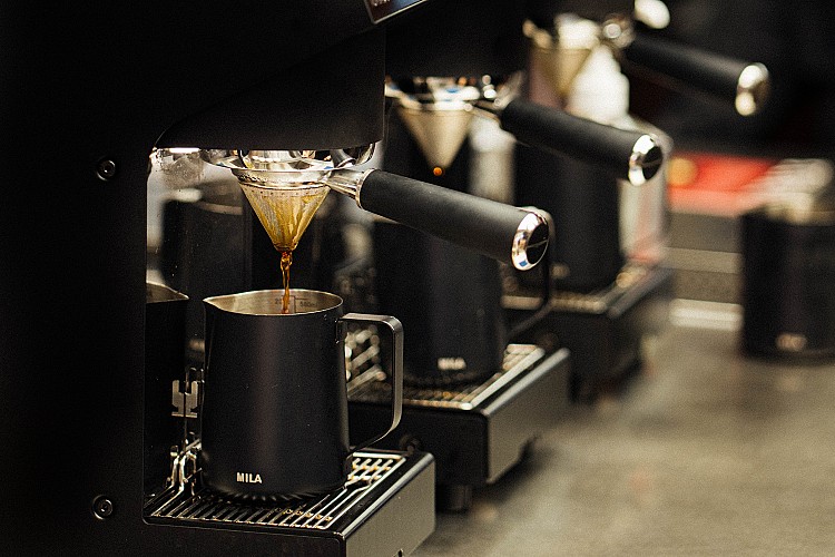 為了把一杯奶茶做到極致，店內首次引進VictoriaArduino PureBrew+頂級萃茶設備