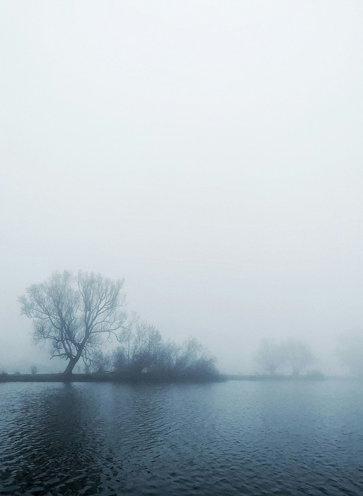 控制常不只來自言語，也來自無聲的撤離。操控者可能會在你拒絕或不配合時突然冷淡、沉默，使你感受到失去他，就是因為你的問題。