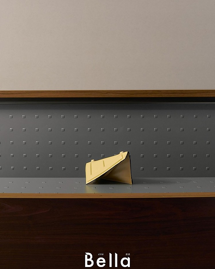 錢包象徵財庫，隨手放在門口鞋櫃，代表對財運不重視，破財機率自然提高。建議固定放在包內、書桌或抽屜中。