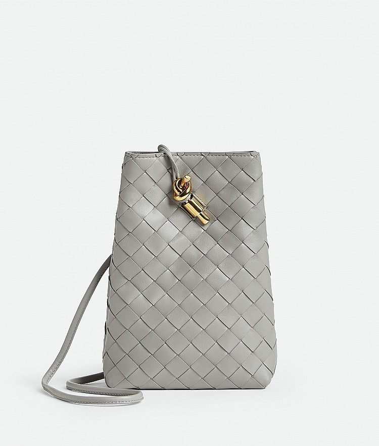 包包放不放得下手機是很多人的重要考量！這一款將經典Andiamo系列縮小為「手機包」，配上品牌標誌的金屬繩結，加上灰銀色調的外觀低調之中也很優雅。雖然是手機包尺寸，但內部可收納卡夾及日常小物，是個實用與時髦兼具的包款。