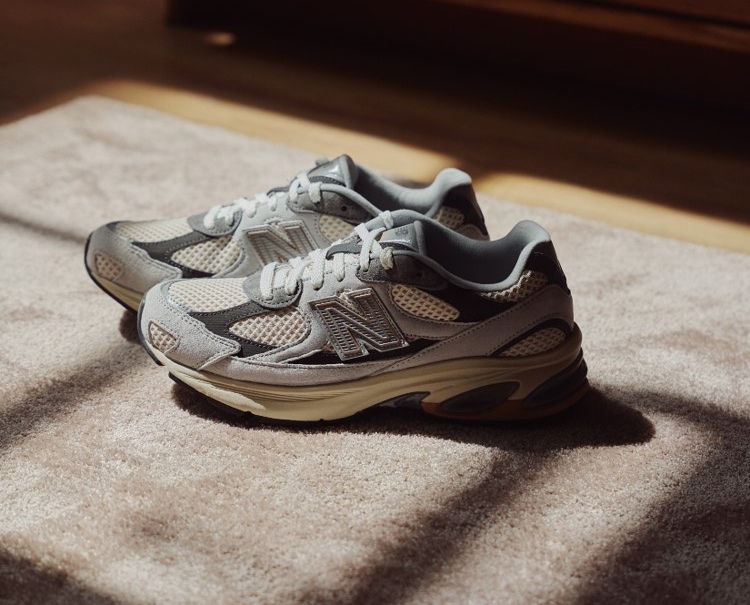 楊祐寧搶先上腳 New Balance 2010 「質感型、少年感」穿搭公式，帥感拉滿堪稱今夏穿搭教科書