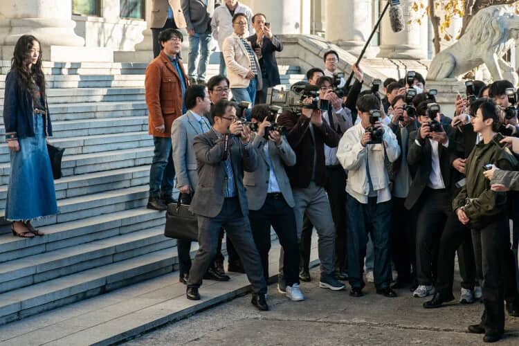 《認罪之罪》以安允秀與牟恩兩位女性為核心，一個被迫成為嫌疑犯，一個掌握話語權並冷眼操控局勢，一句「我可以替妳認罪」快速建立極具張力的懸疑核心，不只挑戰觀眾對犯罪劇集敘事的習慣，也讓故事從第一集就進入了高壓迷局。