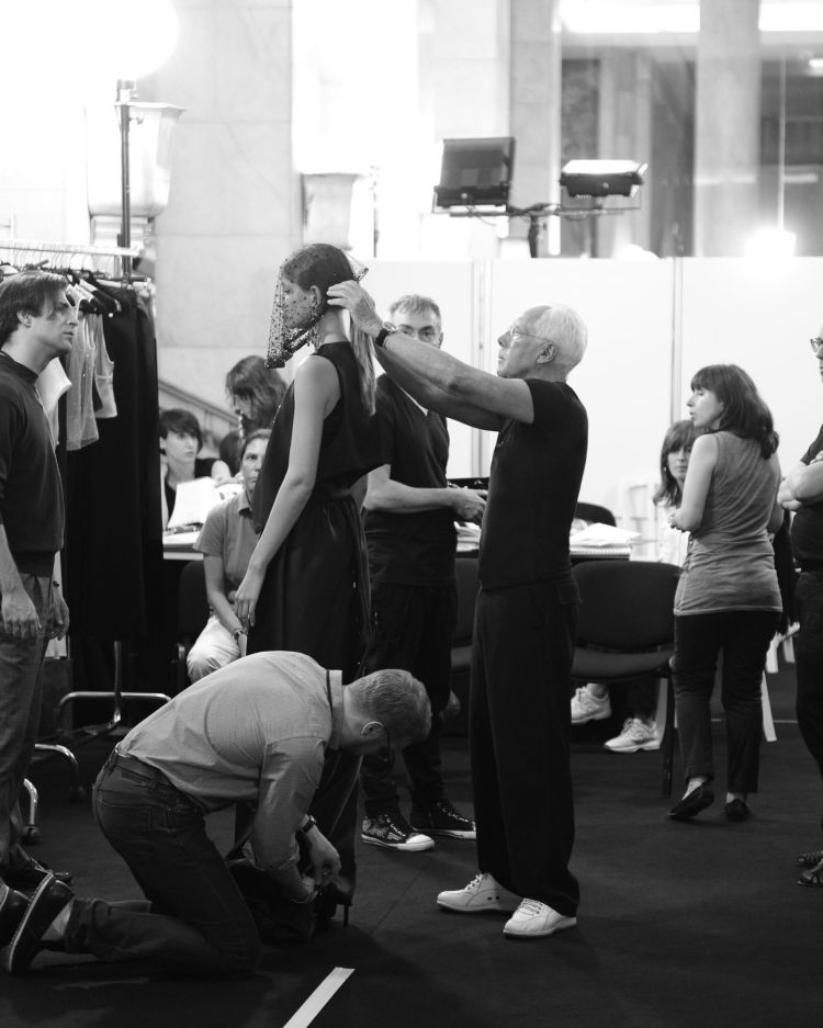 就算平常不關注時裝伸展台，Armani靠著與好萊塢的連結，改變了大眾對服裝的想像。從《美國舞男》到《鐵面無私》，將他的設計推向全球舞台，Grace Jones、Richard Gere等歐美明星，再到舒淇都曾穿著登上威尼斯影展上，讓Armani的名字更備受關注，也讓品牌不單單是一件漂亮衣服，更成為一種文化符碼。