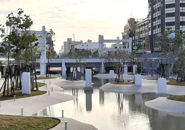 台南市中心藏著一個秘密基地——河樂廣場。這裡原本是舊城最熱鬧街區底端中國城的舊址，經過翻修後搖身一變，成為結合水景、綠意與歷史的都市綠洲。
