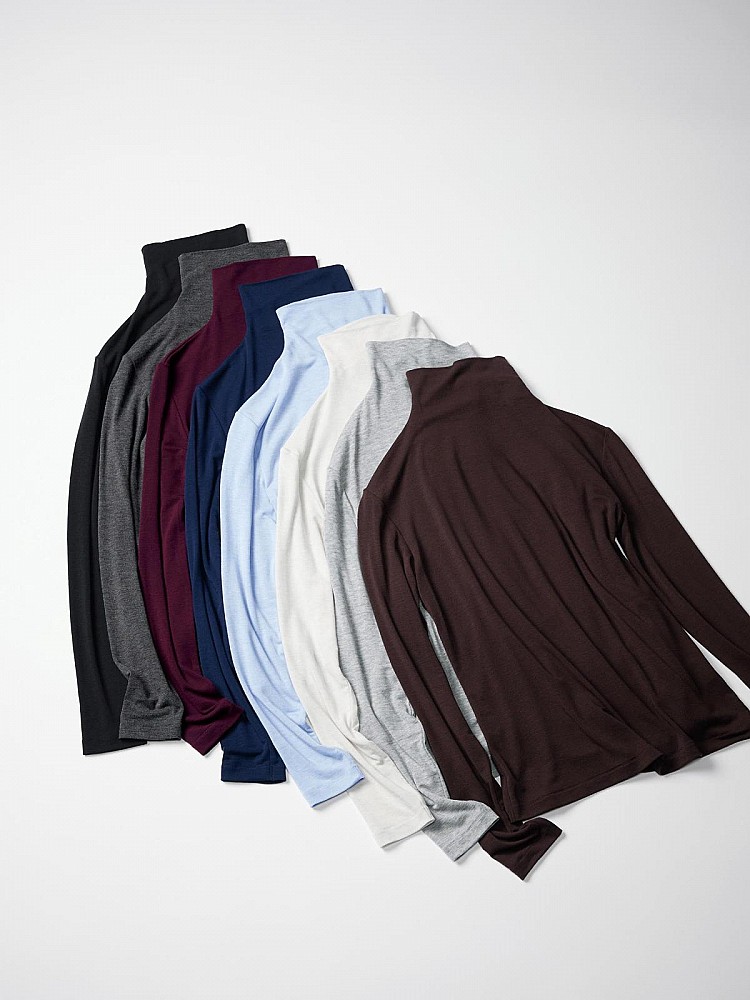 怕冷的人可能發熱衣天天穿、也幾乎天天洗，但洗法一錯，保暖力真的會越洗越無感。最安全的方式是「溫和清潔」：手洗當然可以；想丟洗衣機也OK，記得先把衣服翻面、放進洗衣袋，並選擇弱水流／柔洗模式，減少拉扯摩擦。水溫務必控制在40度以下，熱水最致命，因為不少發熱衣靠機能纖維結構與後加工塗層來達到吸濕發熱與鎖溫效果，高溫可能導致纖維變形、塗層受損，穿起來就不再那麼暖。清潔劑建議用中性洗劑即可，漂白、強效去漬或特殊洗劑可能傷害機能，讓發熱效果打折。洗完後不要烘乾、不要乾洗，熱風同樣會加速材質老化；改用陰涼通風處平掛晾乾，避免曝曬過久。最後提醒：若你發現發熱衣變鬆、貼合度下降、保暖感明顯變差，就算外觀看起來完好，也可能機能已衰退，該汰換就別硬撐，才不會怎麼穿都覺得冷。