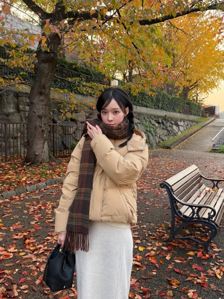 秋冬穿搭最安全的配色公式絕對是棕色、奶茶色等中性色的混搭，Winter用奶茶色羽絨外套本身視覺就比黑色輕盈許多，再用咖啡色圍巾做出層次堆疊，最後搭配灰色棉質長裙收尾，少女感100分，更示範如何穿羽絨外套但不顯胖！