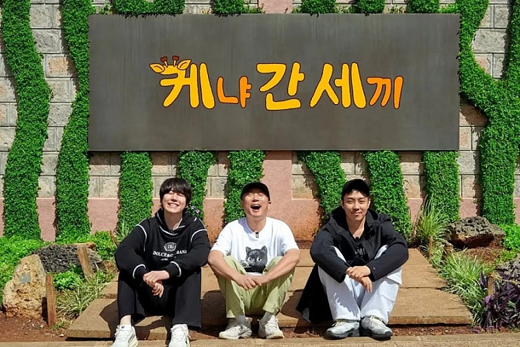 由羅暎錫 PD 打造的「三餐系列」一直以來都以「返璞歸真」的生活實境受到觀眾喜愛，這次全新篇章《肯亞三餐》則首度走出韓國，把場景搬到非洲草原，成員羅 PD 必須帶領李壽根、殷志源和圭賢等嘉賓，在陌生環境中自給自足。