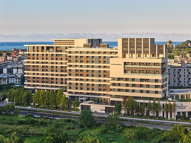 落腳在金山溫泉區的「新北北海溫泉洲際酒店」，像是在北海岸山海之間按下奢華度假的新座標。