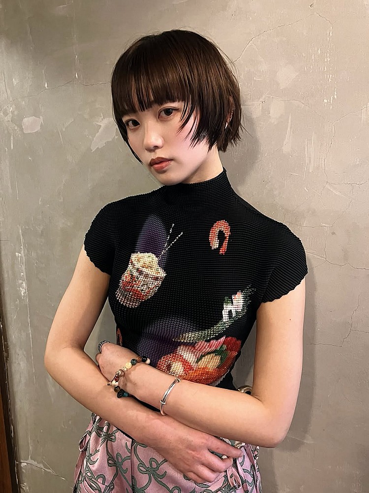 深棕色髮型推薦16：小貓短髮