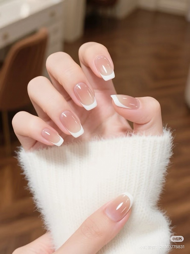 裸色貓眼美甲推薦10:簡約法式