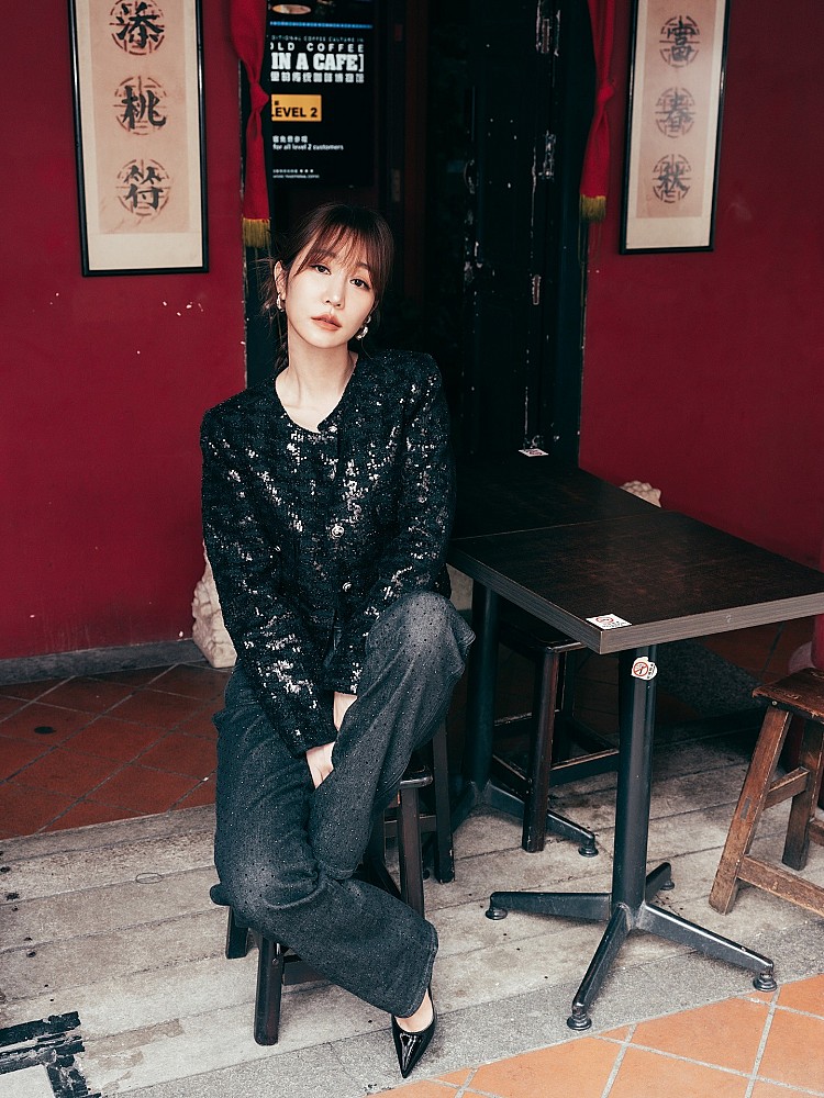 曾莞婷這套全黑造型同色系中玩出不同的閃亮光澤感,以Michael Kors的亮片夾克搭配微喇剪裁牛仔褲,腳上選擇黑色尖頭鞋拉長線條,微露腳背的設計讓整體比例更修長,內斂地展現華麗感,更成為率性不失氣場的關鍵。