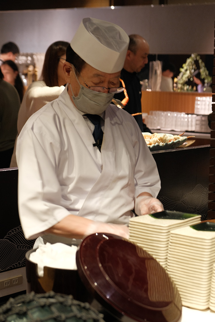 餐廳「hal」的晚餐主題為螃蟹與鮭魚，現場可見職人手工包製鮭魚與魚卵手捲、丼飯等料理<油脂豐潤的口感取得完美平衡，令人一嚐難忘。