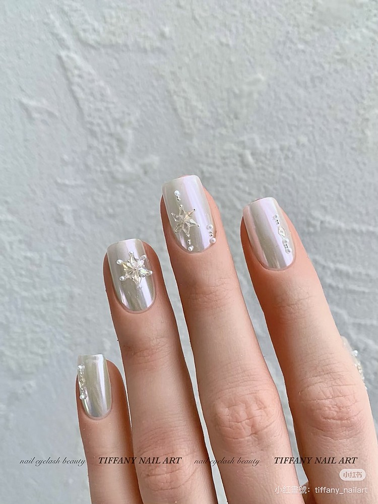 聖誕光療美甲推薦6:珠光白雪花