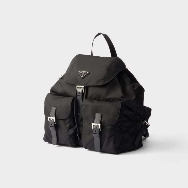Prada後背包使用品牌最具代表性的元素融合在一起，包身底部採用由工業面料演變而來的再生尼龍，輕盈耐用，同時呼應當代對永續的重視。