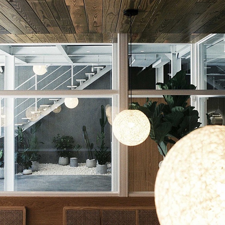 走進探柵,第一眼感受到的是「光」。整體設計以白色與木質為基調,輕盈卻不單薄。