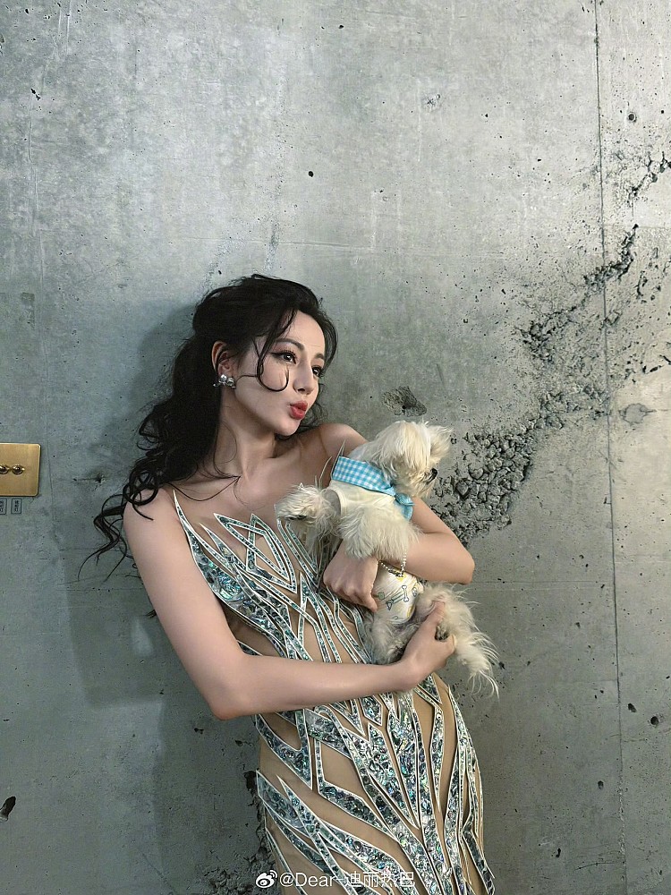 迪麗熱巴長髮燙髮造型推薦3：羊毛捲