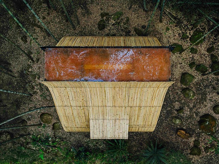 「該系列的第一件作品《小竹屋計劃：粽子》，設置在南投縣鹿谷鄉的孟宗竹林古戰場，那裡是個登山步道，我想做個提供行經的人們能夠短暫休息與遮蔭乘涼的開放空間。其造形靈感來自於傳統包粽子的動作，將兩片竹葉鋪在手心，裝入餡料，竹葉因為餡料的重量和手的形狀自然彎曲，逐漸形成包覆的彎曲線條。」范承宗接著說：「屋頂上方夾著兩片琥珀色的手工防水燈板，燈板表面經過特殊質感處理，讓光線呈現出類似糯米包覆油脂的質地與色澤，想要用這個材料方式帶來一股溫熱、美味的印象。」