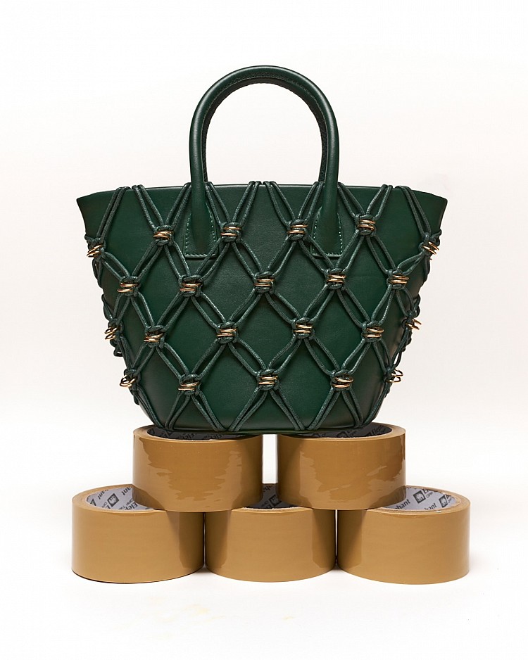 派對女孩請看過來！Pipatchara將成衣設計語言延伸到配件上，以獨特編織技法打造出極具辨識度的包袋，將金屬環與亮片結合，閃閃惹人愛的包款不只是裝飾，而是能在派對、聚會中成為全場焦點的statement，適合作為入門投資的派對包首選。