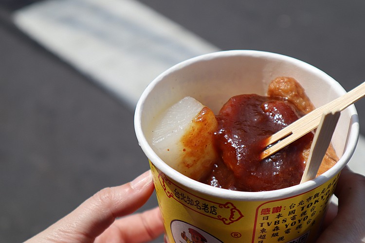 「頂級甜不辣」是萬華在地人從小吃到大的心頭好，無論天氣多熱，總有人邊流汗邊嗑得滿足。