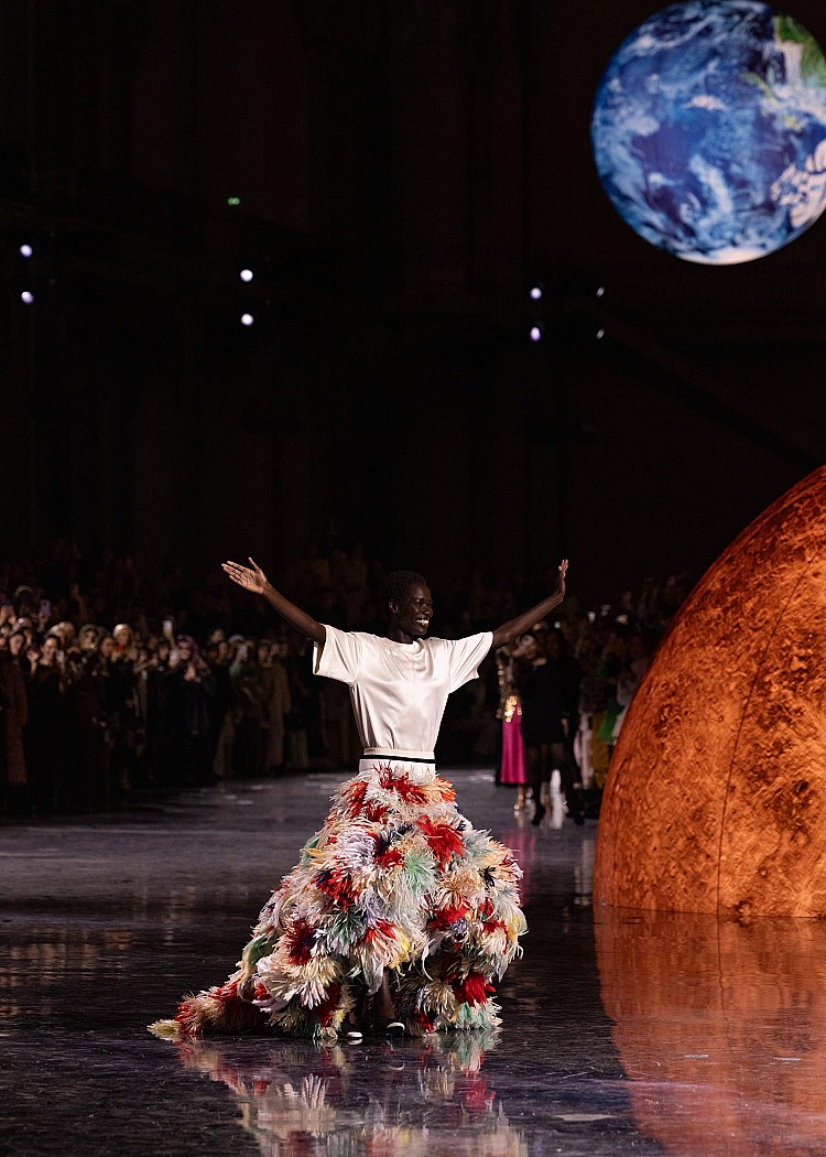 根據《WWD》報導,當Awar得知自己是Chanel第三位黑人模特兒閉秀時,給自己極大的壓力,不過Matthieu卻告訴她「這是妳的時刻,享受它吧。於是我照做了,因為我真的無法抑制那份快樂。」