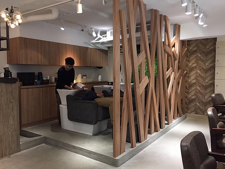 「分享髮藝」店內的基礎洗髮服務