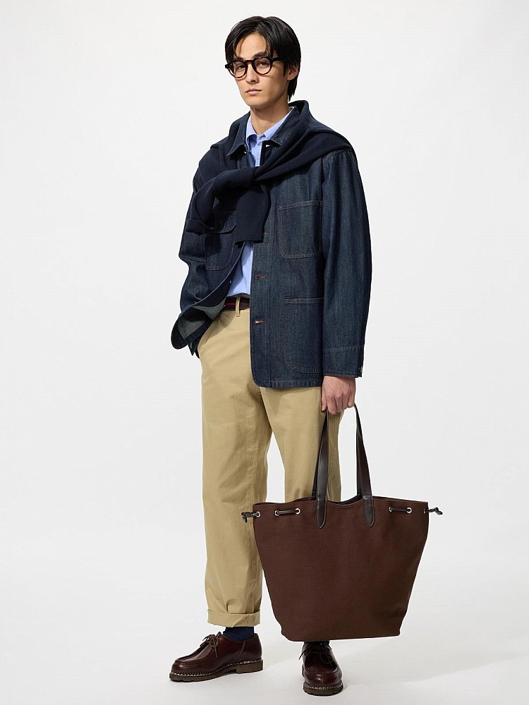 這款男女適用的Unqilo帆布托特包（商品編號：485677），共推出米白色、深棕色兩色，售價 NT$990，預計 02月16日正式販售。以大容量、水桶包設計、帆布拼皮革與多口袋配置來看，價格依舊維持Uniqlo一貫的高CP值水準，完全是通勤包清單中值得優先入手的一款。