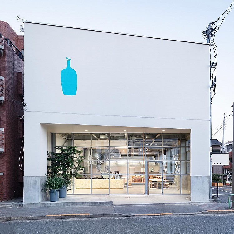 Blue Bottle Coffee 創立於 2002 年，由創辦人James Freeman在加州奧克蘭以「只使用 48 小時內烘焙的新鮮咖啡豆」為理念起家。極簡的空間設計、對咖啡風味的偏執追求、單一產區手沖的果香調性，都讓「藍瓶」在眾多咖啡品牌中脫穎而出。第一家正式店鋪於 2005 年在舊金山誕生，近年藍瓶也推出濾掛、咖啡豆、馬克杯等週邊商品，成功建立具有文化魅力的生活風格品牌。能從小型烘豆店成長至如今在全球擁有近百間門市，以清新脫俗的「藍瓶風格」一路走紅。