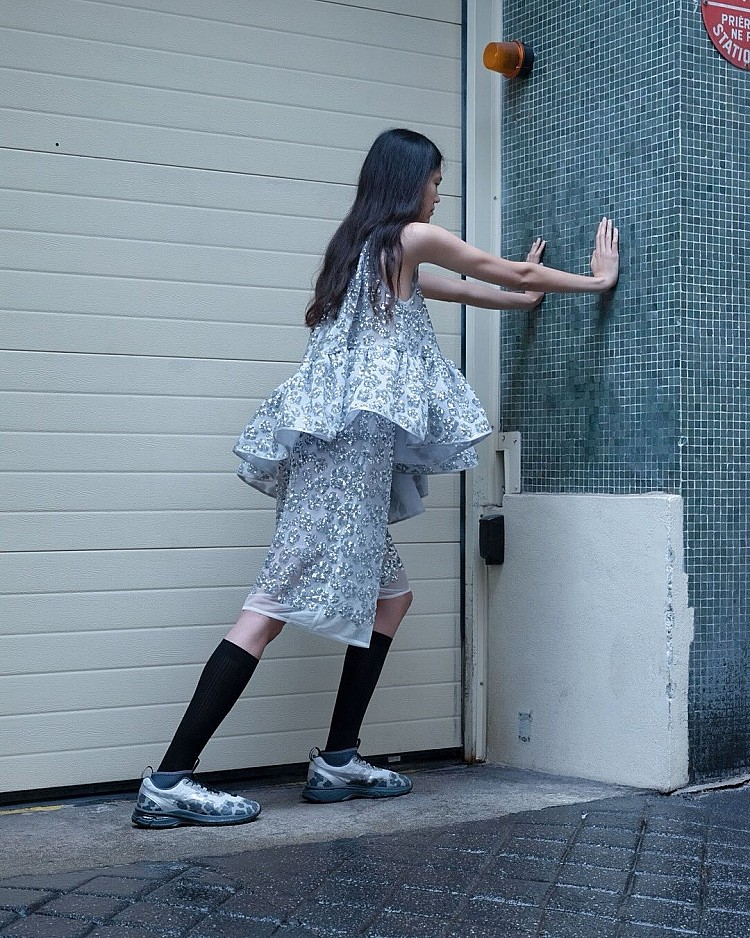 第一件做對的事，是Asics專注做最核心、也最難經營的專業跑者市場。當多數運動品牌忙著搶佔潮流版面時，Asics反而把資源集中在高單價、高性能的跑鞋級距，鎖定真正為訓練與競賽而生的鞋款。這個策略讓Asics逐步從追趕者，變成高端跑鞋市場的領先者，也重新拿回跑者心中「專業首選」的位置。