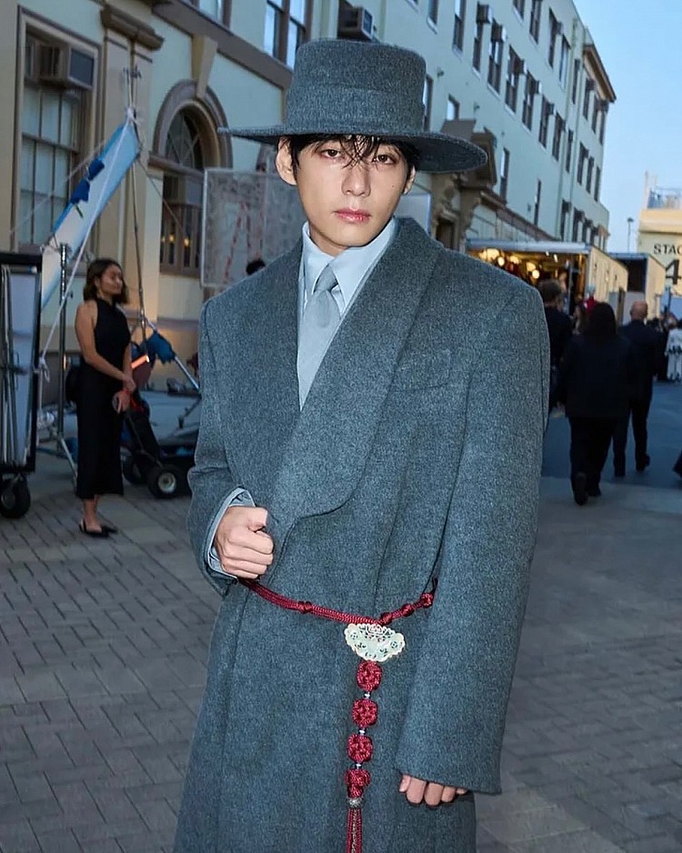 2025 最佳 K-pop 偶像榜單的第四名到第十名則依序為:今年宣告全員退伍的 BTS、活動代言不間斷的 V 金泰亨、今年展開全球巡演的 BLACKPINK、不斷靠著音樂作品橫掃各大音源榜的 aespa、人氣逐年攀升的 IVE、今年邁向 10 週年的 TWICE,以及近日宣佈回歸的 HYBE 的 NewJeans。