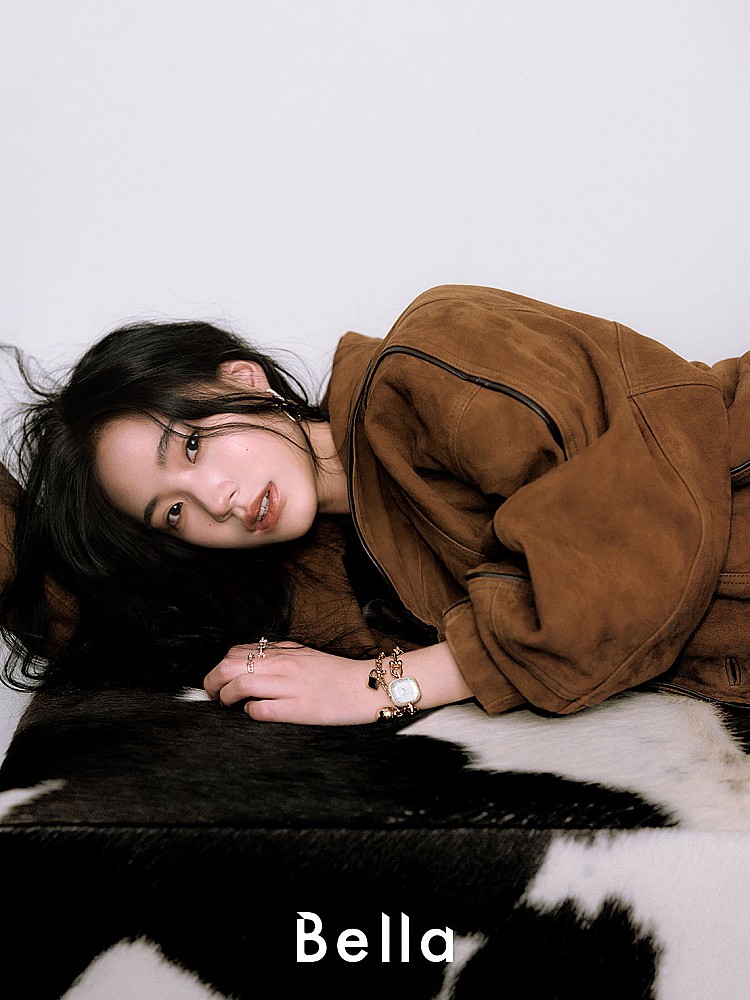 《Bella Taiwan》10月號封面人物Lily許韶恩同款Sandro麂皮外套是這件！從鏡頭走進日常也依舊魅力滿分。