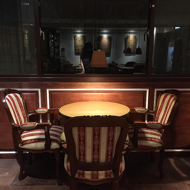 位於公館學區附近的雪可屋，已有三十年歷史，是不少學生與夜歸族的夜間安靜據點。店內保留大量黑膠唱片與舊式爵士音樂氛圍，牆上的木質裝潢與昏黃燈光讓空間帶點時光感。