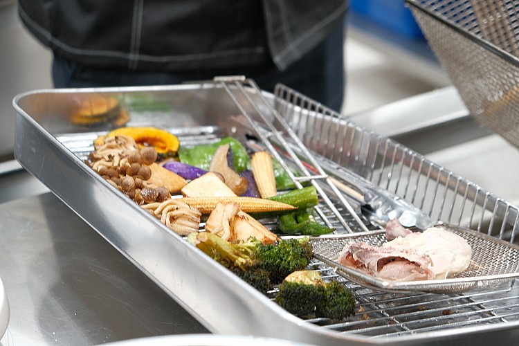 不只湯頭驚喜,在配菜上也同樣豪氣,精選10種時蔬標配