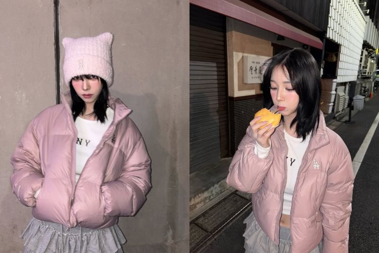 這套造型中，Karina選擇的是MLB粉色羽絨外套，帶有美式街頭標誌性的澎度輪廓，但她刻意把拉鍊敞開、立領自然撐起，讓厚實羽絨看起來不顯笨重。