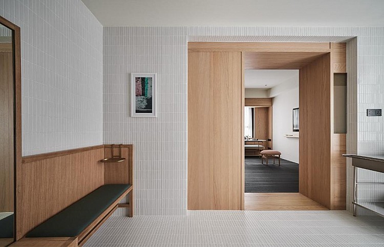 整體空間以柔霧灰與木質調為主色,搭配藝術感燈飾與質感家具,展現簡約卻細膩的美學。