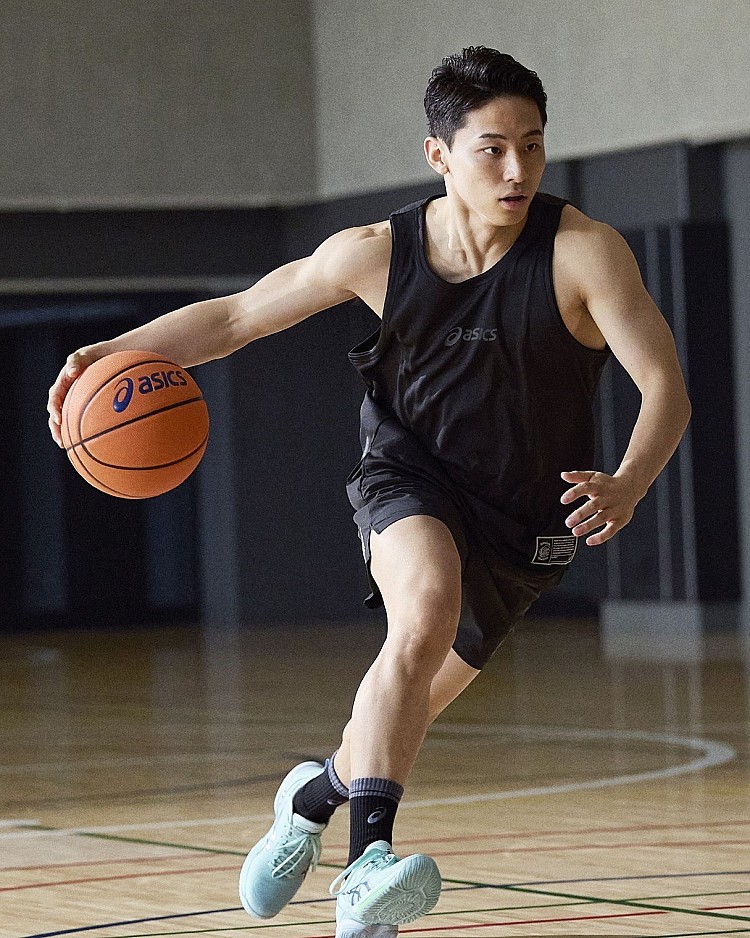 在Asics商品開發、研發流程中成立直屬高層的產品開發團隊，讓跑者與競技選手的實際回饋，真正讓運動員參與產品決策，更直接影響鞋款設計方向。這種從運動現場回推產品的邏輯，讓ASICS在避震、支撐與穩定度上持續進化，也讓「用科學做鞋」不再只是說說而已，而是可以被跑者感知的差異。