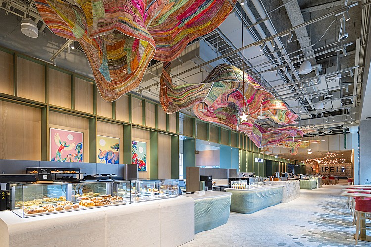 沿著Gallery Wall，顧客可逐步走訪多元創意空間，體驗各異的吧檯設計，並欣賞來自國際知名藝術家，以自然為靈感創作的藝術作品，讓咖啡與藝術共融於日常。