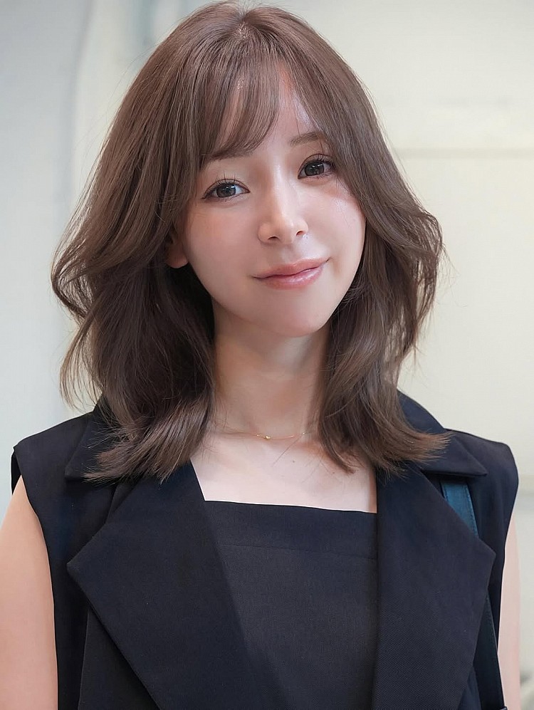 奶茶棕髮色造型推薦13:S捲中長髮