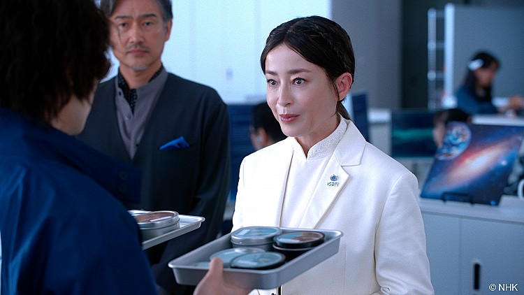 「日本影視圈女王」宮澤理惠，這次則飾演 ISDA 另一位代表人物，她曾在火星任職，如今負責指揮火星撤退計畫，正盼著當年留在火星的女兒來到地球與她相見，宮澤理惠身穿白色制服以遠端視訊與最高掌權者陳珊妮對峙，兩人分別象徵兩股力量，也預告將在銀幕上擦出驚人火花。