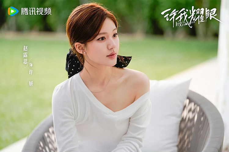 《許我耀眼》趙露思OL髮型推薦6：法式髮帶低馬尾