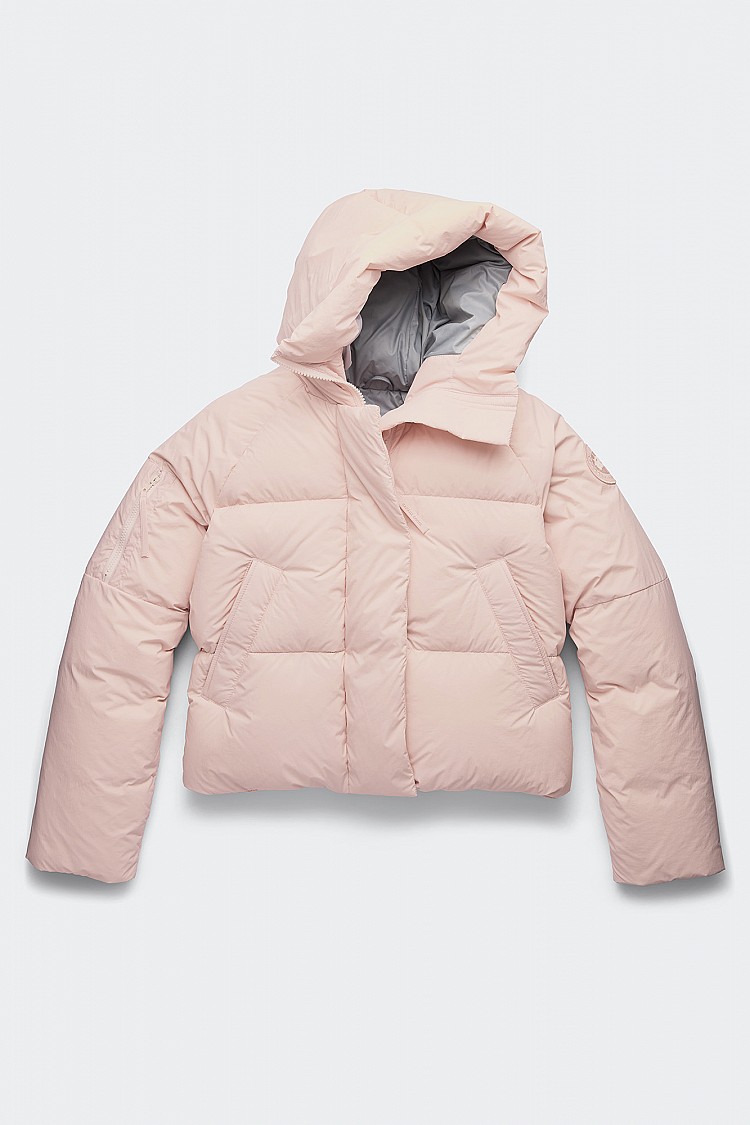 羽絨外套真的不等於看起來矮肥短！這件短版外套絕對是顯高神器，以復古玫瑰色的柔和色調中和羽絨外套原有的機能感，泡泡感輪廓為外套增添時髦份量，用短版剪裁與收束比例，採用 Recycled EnduraLuxe 面料，觸感輕盈卻具備優異保暖度！