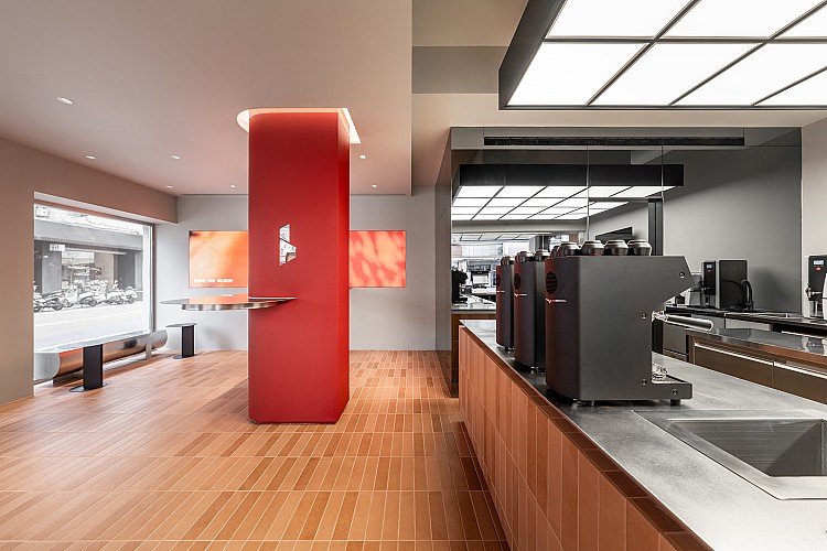 走入室內，最具標誌性的莫過於中央亮眼的Blink代表性紅色中柱。