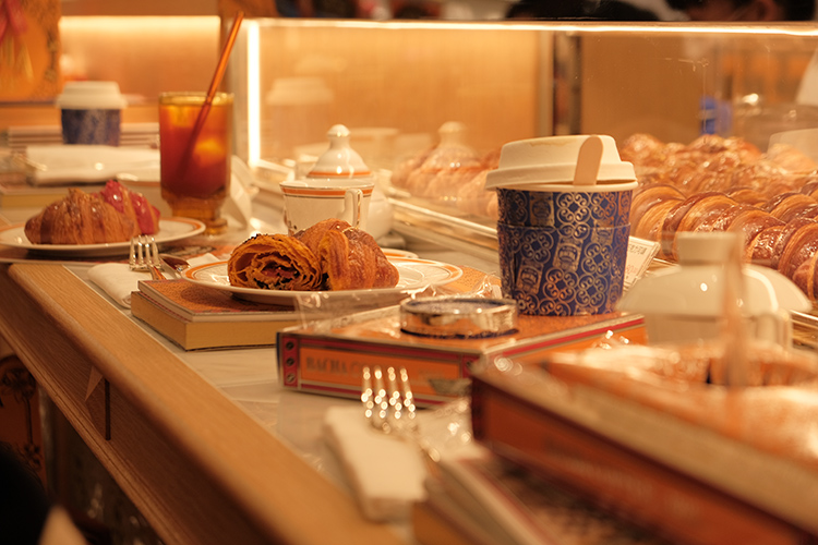 焦糖清晨咖啡風味則在金色壺中徐徐倒出焦糖奶香與底蘊咖啡回甘，成為午後最優雅的慰藉。