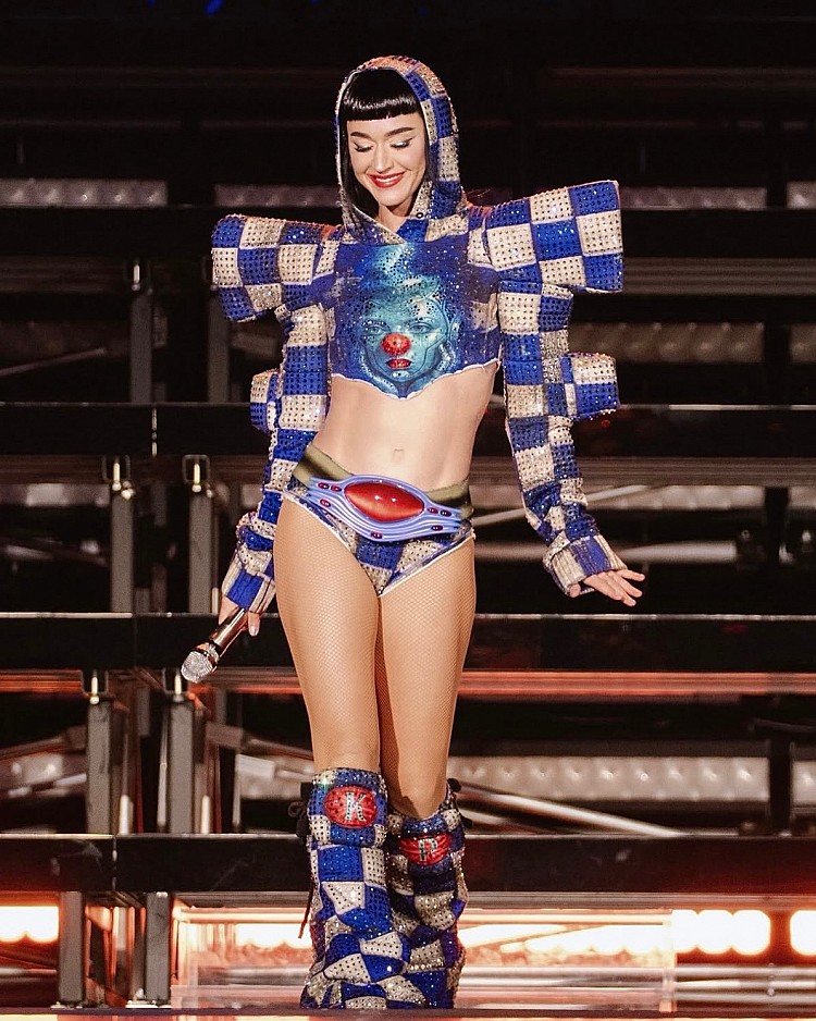 流行天后 Katy Perry 日前傳出與加拿大前總理 Justin Trudeau 熱戀中，雖然兩人目前都尚未正式公開交往細節，但雙方似乎在各自生活階段正探索新關係，也引起全球媒體與粉絲高度關注。