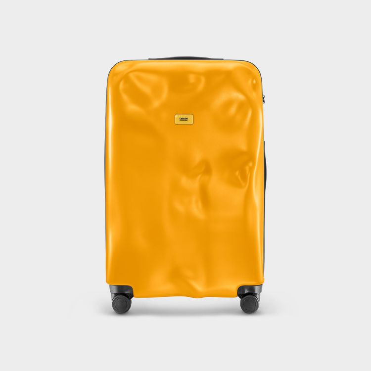 來自義大利的行李箱品牌Crash Baggage，以「行李本來就會凹」的概念顛覆傳統。原本就帶有凹痕的外型，經典耐撞的Icon系列搭配螢光黃色，風格強烈又有記憶點。