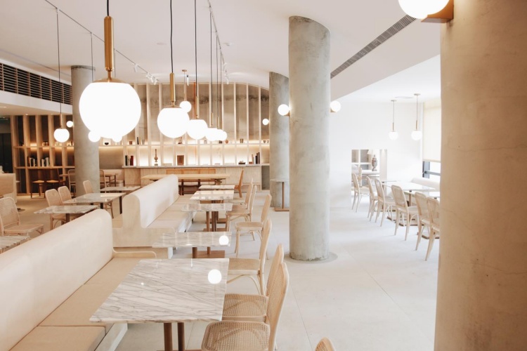 位於高雄市立美術館一樓的 三秌茶屋,「茶屋空間延續美術館清朗的設計語彙,融合木質調與日式簡約風格,營造出靜謐雅致的氛圍。